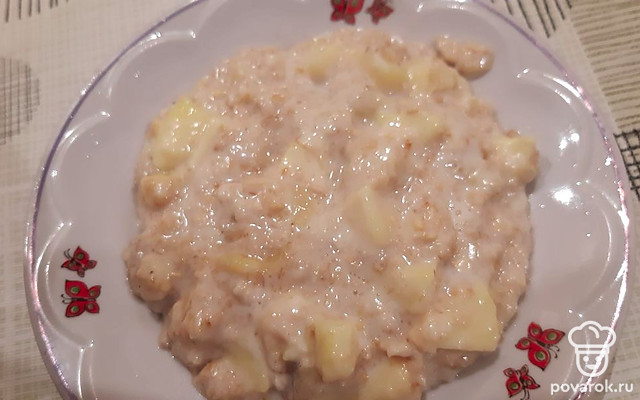Полезная овсяная каша на молоке с яблоком и бананом — Рецепт с фото