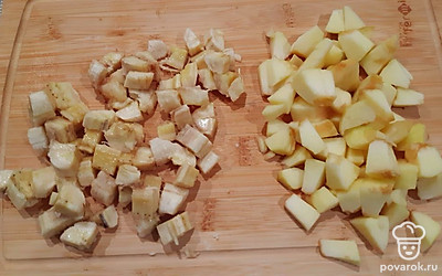 Яблоко и банан нарезать кубиками. 