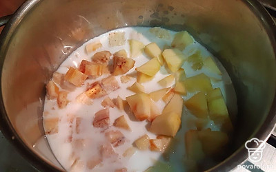 В молоко выложить яблоко, банан. 