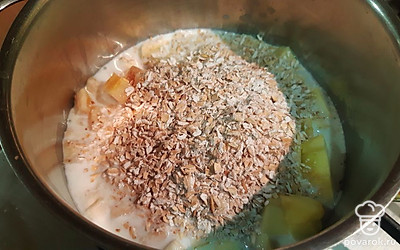 Добавить овсянку, соль, сахар, мед. Варить 5 минут. 