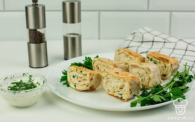 Закуска из лаваша с курицей и плавленым сыром — Рецепт с фото