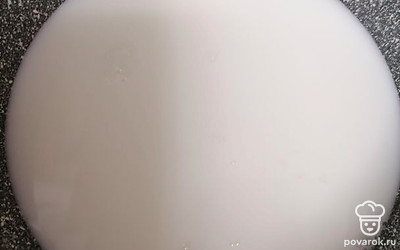 Молоко налить в кастрюлю с толстым дном. Добавить соль и сахар, поставить на огонь.