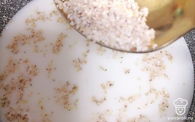 В молоко высыпать 4 столовые ложки крупы. Варить на медленном огне в течение 15-20 минут, периодически помешивая.

