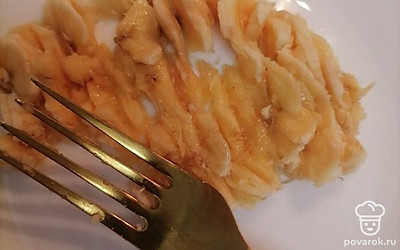 Измельчить в тарелке банан при помощи вилки.