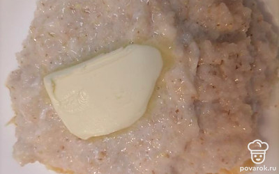 Сверху выложить кашицу, положить кусочек масла и перемешать.