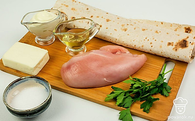 Ополосните петрушку и просушите бумажным полотенцем. Плавленый сыр и лаваш выньте из упаковки. Налейте воду в кастрюлю, добавьте щепотку соли и поставьте на огонь.