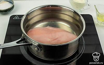 Когда вода в кастрюле закипит, опустите в нее филе и варите 20 минут на небольшом огне.
