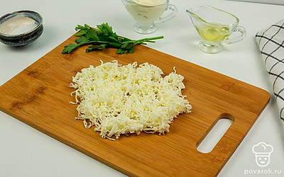 Тем временем натрите сыр на мелкой терке и порубите петрушку.