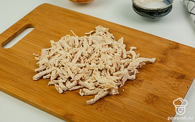 Отварное филе немного остудите и разберите на волокна.