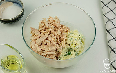 В миске соедините курицу, сыр, петрушку и майонез. Перемешайте.