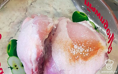 Помыть мясо, высушить бумажным полотенцем, добавить соль, перец, мед, и растительное масло, все перемешать и дать постоять 5 минут.