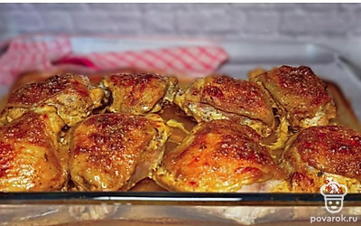 Отправить куриные бедрышка на пергаменте в духовку на 30 минут при 180 градусах.