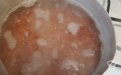 Налить в кострюлю воды, довести до кипения и добавить гречку, варить 15 минут на медленном огне, перемешивая, посолить.