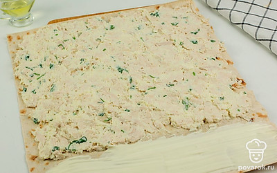 Смажьте оставленный отступ майонезом – это поможет краю лаваша приклеиться к рулету.