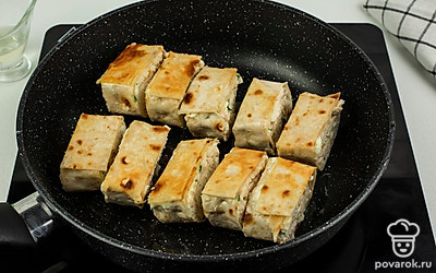 Нарежьте рулет на ломтики толщиной 1,5-2 см и обжарьте их слегка на сковороде на растительном масле, чтобы придать им румяную хрустящую корочку.