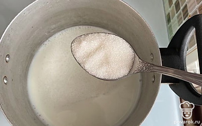 Добавляем в молоко сахар.