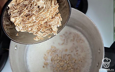 Выкладываем овсянку в молоко.
