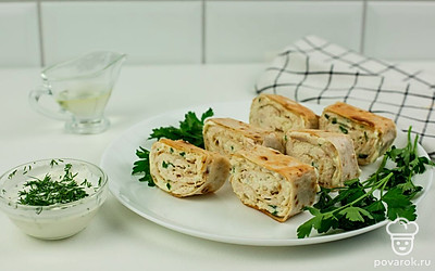 Выложите рулет на тарелку и украсьте зеленью. Закуска из лаваша с курицей и плавленым сыром готова. Приятного аппетита.