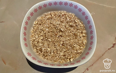 Заливаем овсянку горячим молоком и даем постоять 5 минут под крышкой.