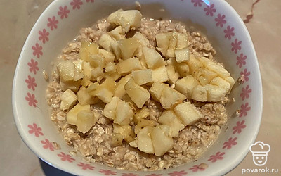 Добавляем мелко нарезанный банан.