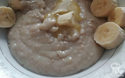 Готовую кашу украсить кусочками банана. 