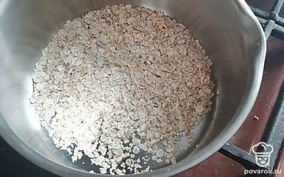 Всыпать овсянку в кастрюлю. 