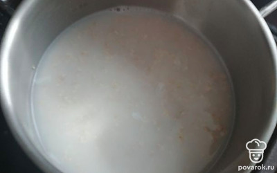 Поставить на огонь, посолить. 