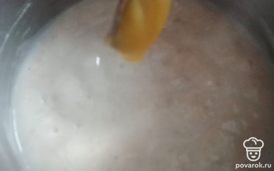 После кипения убавить огонь, добавить мед, вмешав его в кашу. И варить еще 15 минут, помешивая. 