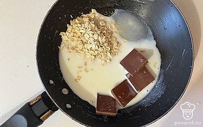 В сковороде поместите все ингредиенты. 