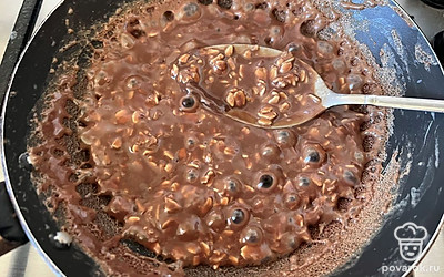 Постоянно помешивая, варите кашу до полной готовности. 