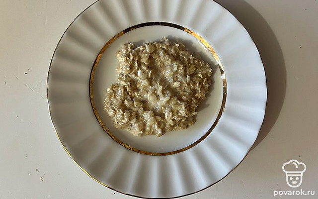 Домашняя медовая овсяная каша на молоке — Рецепт с фото