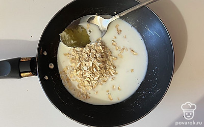 В сотейнике соедините все ингредиенты. 