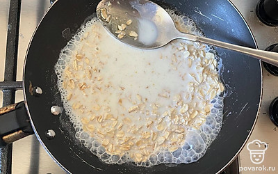 Перемешайте и поставьте сотейник на огонь. 