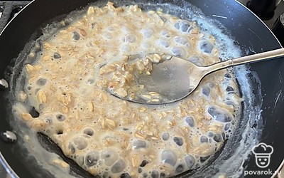 Постоянно помешивая, варите кашу до полной готовности. 