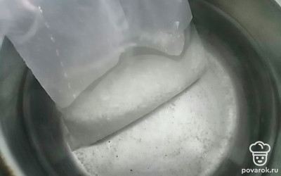 Наливаем воду в кастрюлю и добавляем пакетик риса. 