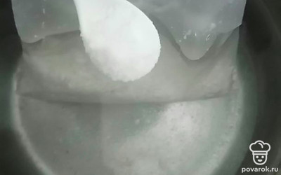 Добавляем чайную ложку соли. 