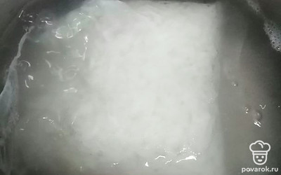 Варим пакетик риса, пока полностью рис не разварится в пакетике. 