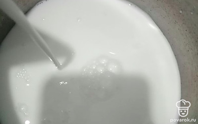 Наливаем в аллюминевую кастрюлю молоко. 