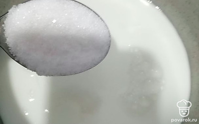Добавляем 2 столовые ложки сахара. 
