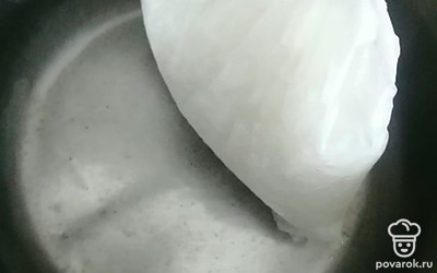 Вытаскиваем пакетик и сливаем воду. 