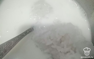 Раскрываем пакетик и добавляем в молоко с сахаром. 