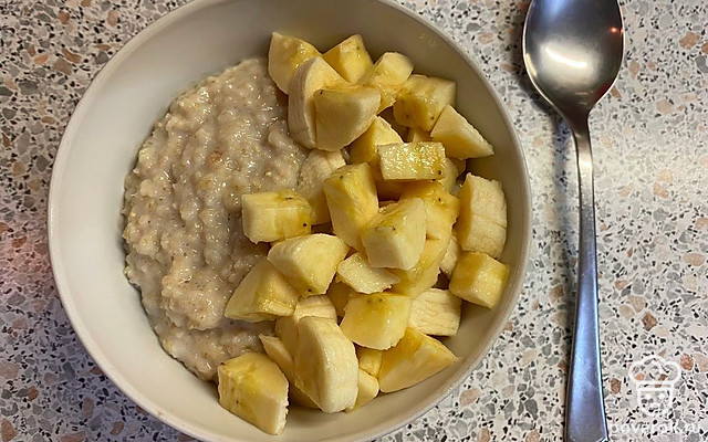 Овсяная каша на молоке с бананом на завтрак — Рецепт с фото