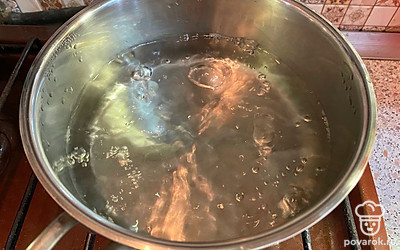 Довести воду во кипения в ковшике или маленькой кастрюле.