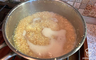 В кипящую воду кладем овсянку. У меня она мелкая, которую нужно варить всего 3 минуты.