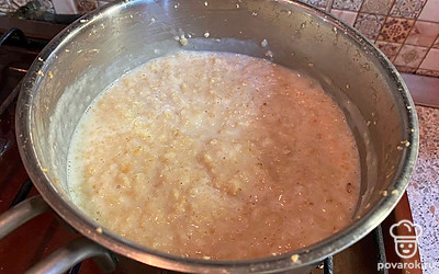 По истечении трех минут добавляем молоко, сахар и соль. Хорошо перемешиваем около минуты и выключаем нагрев.