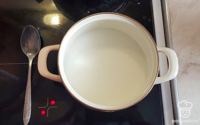 В кастрюлю влить теплую воду и молоко. Включить плиту.