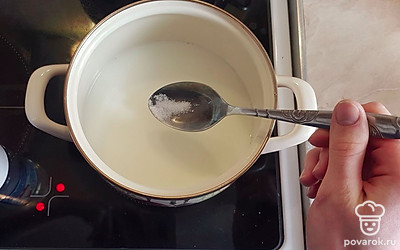 Добавить соль, сахар. Перемешать. Довести до кипения.