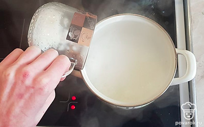 Добавить рис. Варить помешивая около 15 минут.