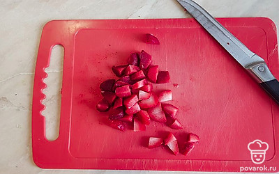 Подготовить клубнику. Нарезать мелким кубиком.