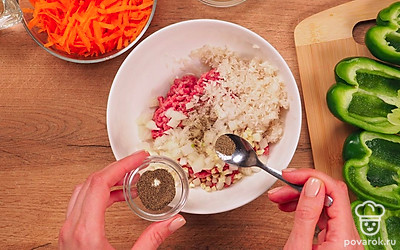 Приготовьте начинку. В миску поместите мясной фарш, добавьте промытый рис. Добавьте к мясу лук и чеснок. Посолите, поперчите и перемешайте. Натрите морковь на терке. Разогрейте сковороду с растительным маслом и обжарьте на ней морковь в течение 5 минут.